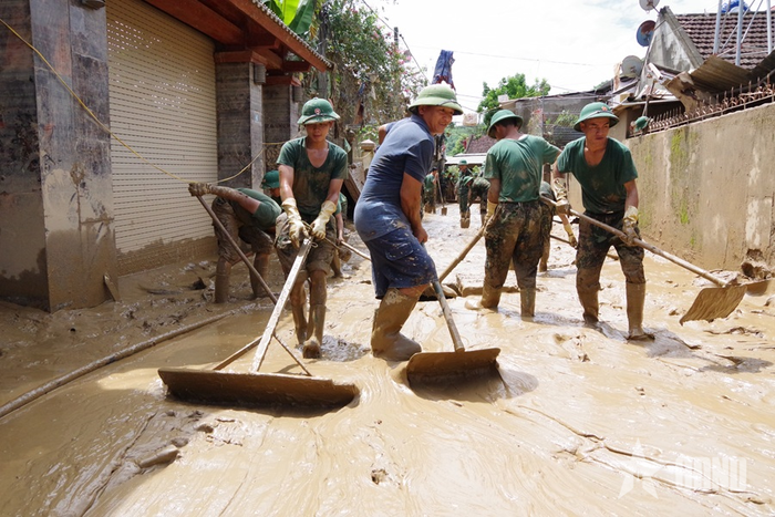 Đường làng sắp được thông.