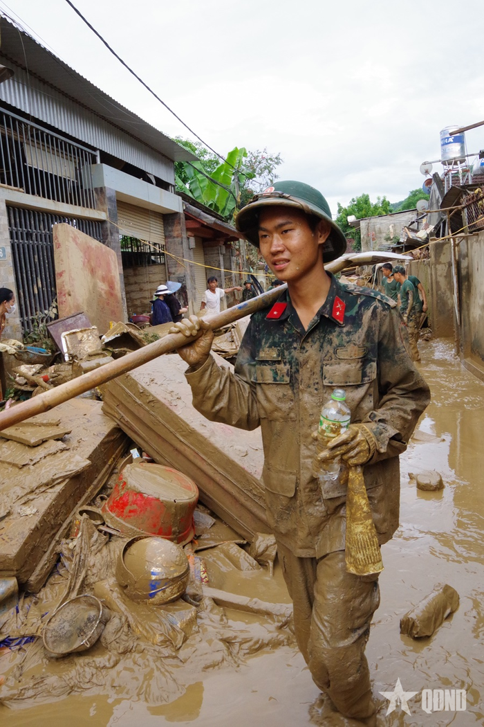Chiến sĩ với bộ quân phục nhuộm bùn đất và không một chỗ khô.