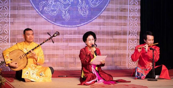 Nghệ sĩ đàn nguyệt Phạm Đức Bình, NSND Thanh Hoài, Nghệ sĩ sáo Lê Hữu Trung trong buổi ra mắt dự án “Ngâm Kiều toàn truyện”. Ảnh: Nguyễn Quang Long.