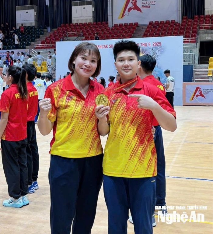 Vận động viên Cao Thủy Tiên (phải) và huấn luyện viên Phạm Thị Huyền của Trung tâm Huấn luyện và Thi đấu TDTT Nghệ An. Ảnh: NVCC