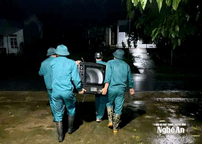 Các lực lượng xã Châu Bình giúp nhân dân di chuyển tài sản có giá trị lên vùng an toàn. Ảnh: CSCC