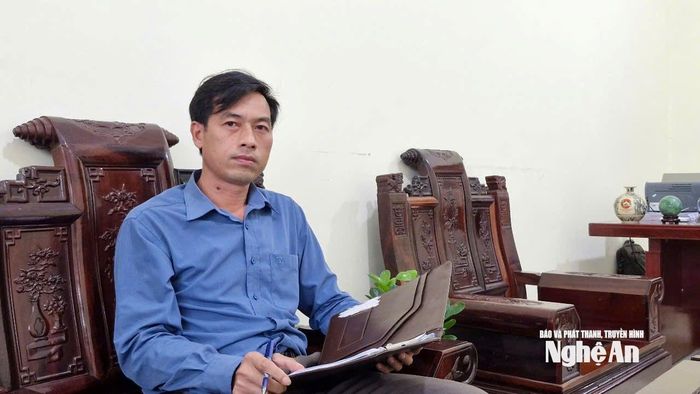 Ông Lô Văn Thế - Chủ tịch UBND xã Châu Bình trao đổi với PV Báo và phát thanh, truyền hình Nghệ An. Ảnh: Nhật Lân