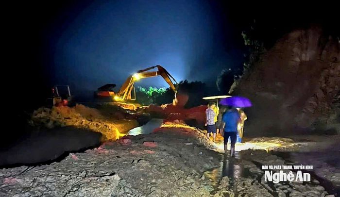 Đắp đất ngăn không cho sông Hiếu tràn vào vùng trung tâm xã Châu Bình rạng sáng 23/7/2025. Ảnh: CSCC