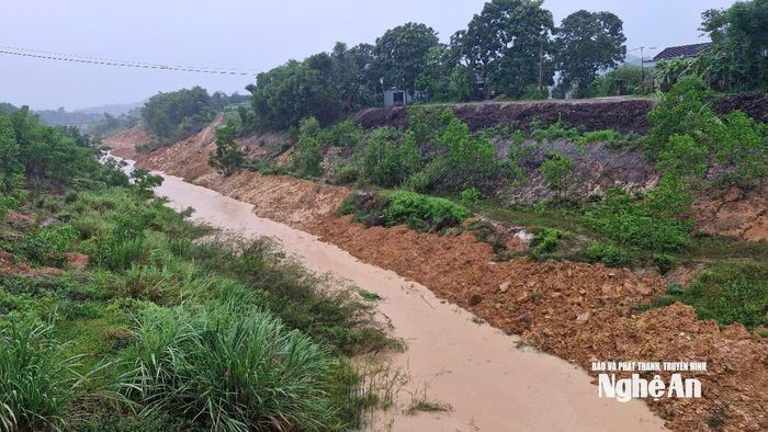 Đoạn kênh tiêu Châu Bình qua bản Quỳnh 1. Ảnh: Nhật Lân