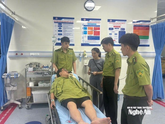 Đại diện Chi cục Kiểm lâm Nghệ An đến thăm hỏi anh Đông tại bệnh viện. Ảnh: H.T