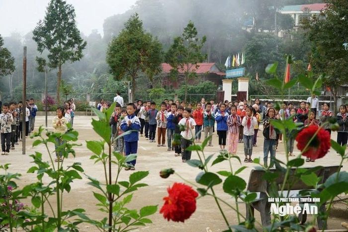 Học sinh Trường Phổ thông DTBT Tiểu học Đoọc Mạy (nay thuộc xã Na Loi). Ảnh: Mỹ Hà