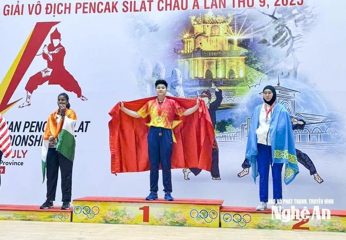 Nữ võ sĩ Cao Thủy Tiên (giữa) giành Huy chương Vàng hạng cân 70 kg tại Giải Pencak Silat vô địch châu Á 2025. Ảnh: NVCC