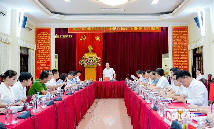 Đồng chí Nguyễn Đức Trung - Bí thư Tỉnh ủy, Tổ trưởng Tổ công tác số 1 chủ trì Hội nghị duyệt Đại hội đảng bộ các xã: Quỳ Châu, Minh Hợp, Quỳnh Văn. Ảnh: Phạm Bằng