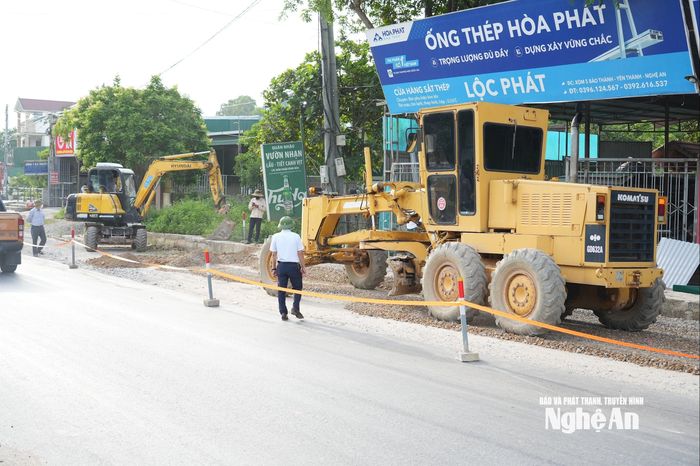 Đơn vị thi công sẽ tiến hành thi công phần mặt đường sau khi được bảo vệ. Dự kiến phần thi công mặt đường sẽ phải mất khoảng 3 ngày. Ảnh: Tiến Đông