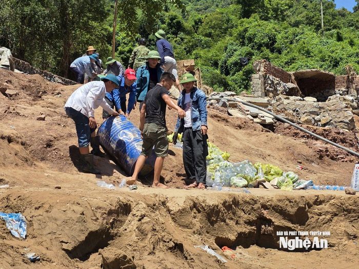 Các lực lượng vận chuyển xăng, dầu tiếp tế cho việc chạy máy phát điện, chạy thuyền máy tại bến thuyền bản Xằng Trên, xã Mỹ Lý. Ảnh chụp lúc 12h ngày 30/7. Ảnh: Hoài Thu