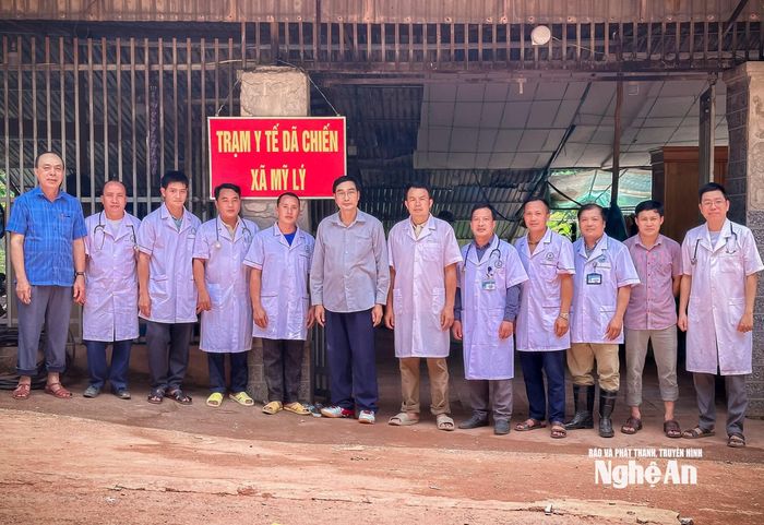 Các cán bộ y tế tăng cường hỗ trợ cho Trạm Y tế dã chiến Mỹ Lý. Ảnh: Khánh Thảo