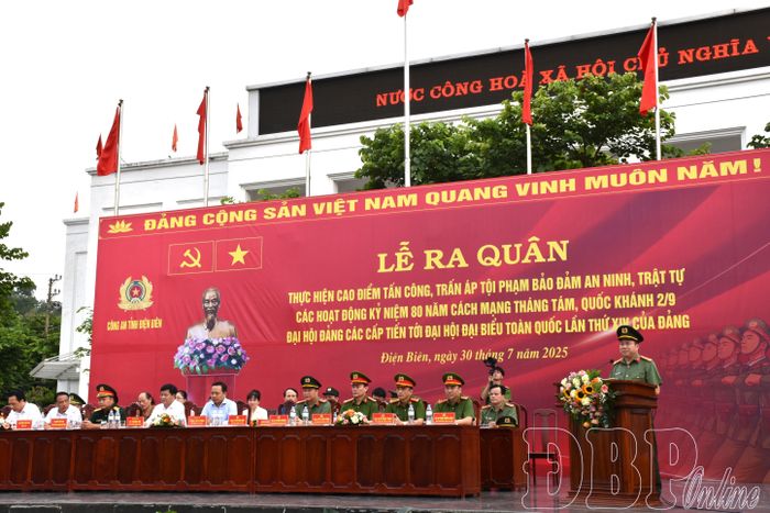 Đại tá Vũ Văn Đấu, Giám đốc Công an tỉnh phát biểu tại lễ ra quân thực hiện cao điểm.