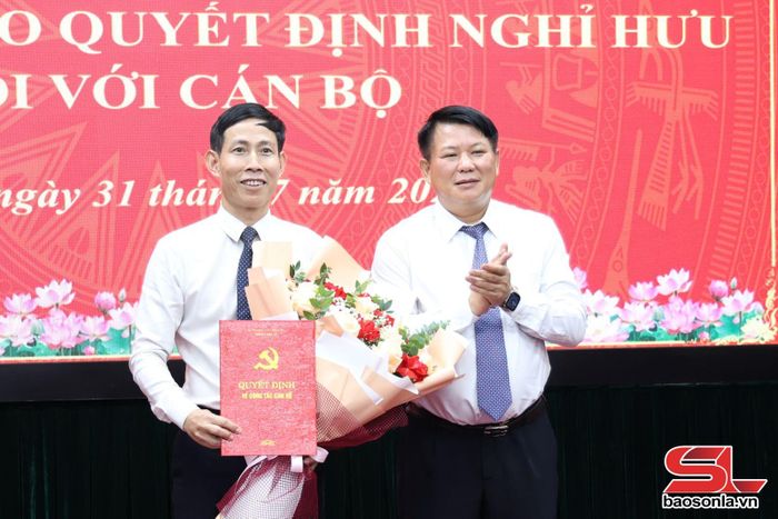 Đồng chí Lò Minh Hùng, Phó Bí thư Thường trực Tỉnh ủy, Bí thư Đảng ủy các cơ quan Đảng tỉnh trao quyết định cho đồng chí Lưu Minh Quân.