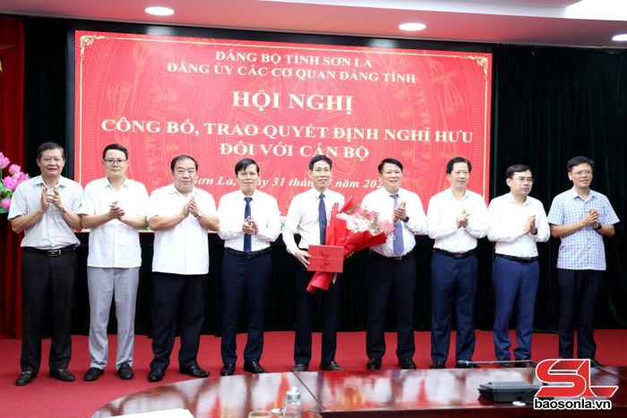 Các đồng chí trong Ban Thường vụ Đảng ủy các cơ quan Đảng tỉnh tặng hoa chúc mừng đồng chí Lưu Minh Quân.