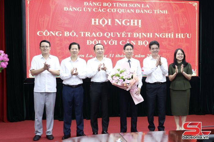Đại diện lãnh đạo các cơ quan tham mưu, giúp việc Tỉnh ủy tặng hoa chúc mừng đồng chí Lưu Minh Quân.