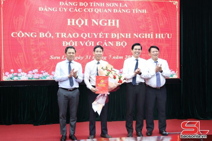 Các đồng chí Thường trực Tỉnh ủy tặng hoa chúc mừng đồng chí Lưu Minh Quân.