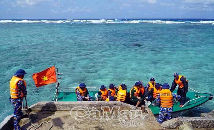 Vượt sóng đến đảo Cô Lin, quần đảo Trường Sa.