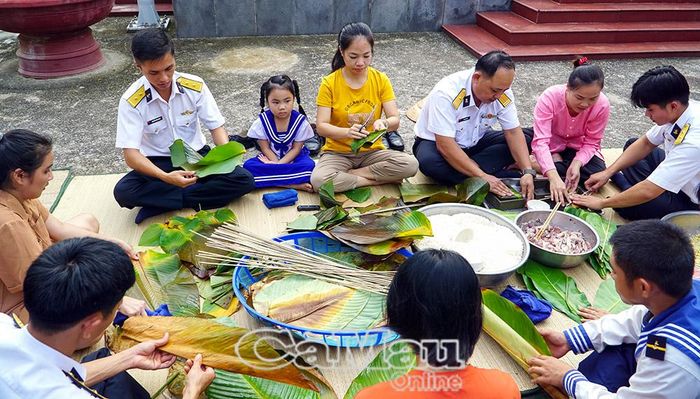 Gói bánh chưng đón Tết ở đảo Sinh Tồn, quần đảo Trường Sa.