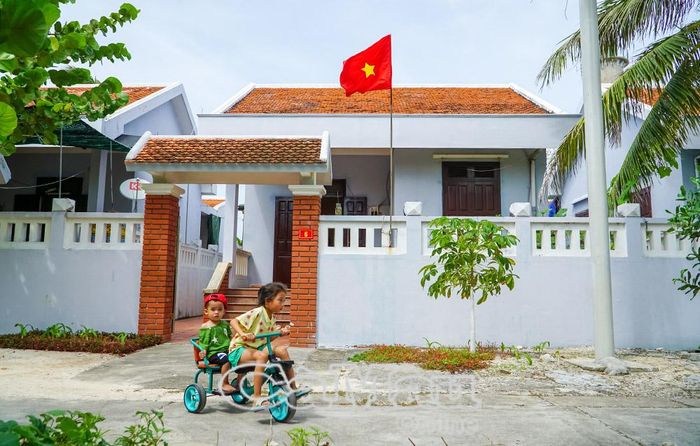 Những em bé Trường Sa hồn nhiên chơi đùa trên đảo Song Tử Tây.