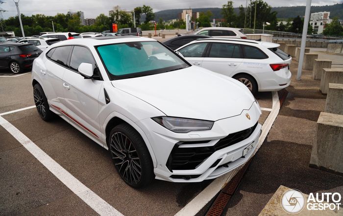 Ra mắt lần đầu vào năm 2017, Lamborghini Urus là mẫu siêu SUV đầu tiên của thương hiệu, vốn được phát triển từ bản concept Urus từ năm 2012. Ngay lập tức, chiếc xe trở thành dòng sản phẩm chủ lực của Lamborghini tại nhiều thị trường.