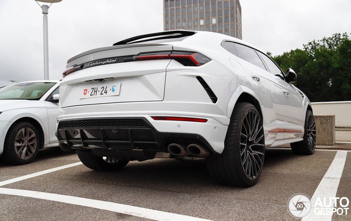 Thay vì sử dụng động cơ V10 hút khí tự nhiên như Huracan, Lamborghini Urus được trang bị động cơ V8 twin-turbo 4.0L tương tự Porsche Cayenne Turbo GT hay Audi RS Q8, sản sinh công suất tối đa 650 mã lực và mô-men xoắn 850 Nm.