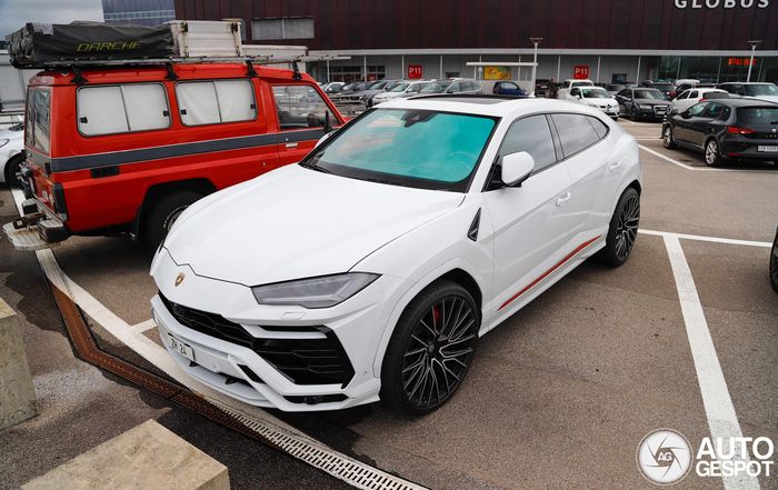 Với phiên bản nâng cấp giữa vòng đời Urus S và Urus Performante, công suất của xe được tăng lên mức 666 mã lực. Hiện tại, hãng chỉ còn phân phối duy nhất biến thể PHEV Urus SE với tổng công suất lên đến 800 mã lực.