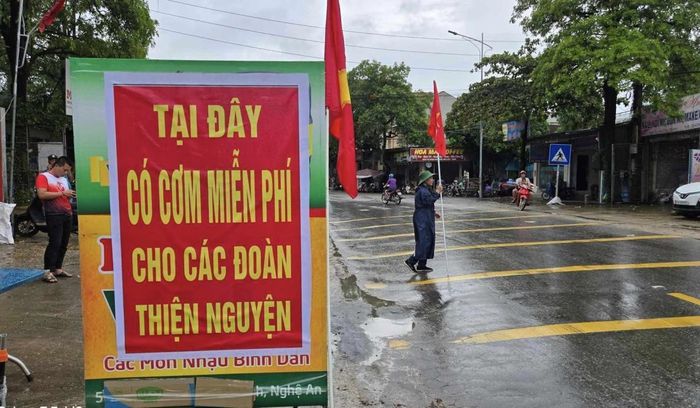 Quán cơm miễn phí tại ngã ba Cây Chanh, xã Nhân Hòa, Nghệ An.