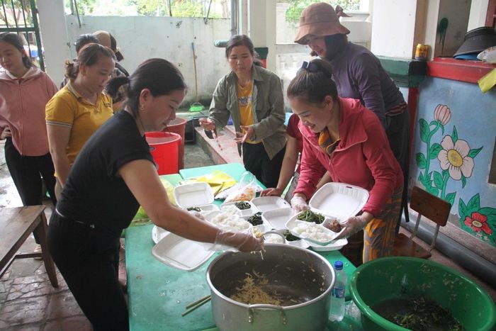 Bếp ăn 0 đồng tại Trường Mầm non Hòa Bình, Tương Dương.