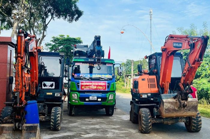 Nhóm máy xúc, máy cẩu lên đường giúp bà con vùng lũ.