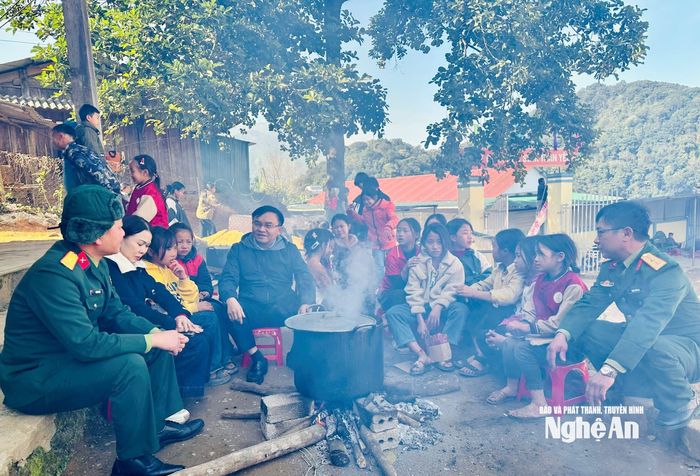 Lãnh đạo và cán bộ Ban Tuyên giáo và Dân vận Tỉnh ủy thăm hỏi, trao quà Tết cho các em học sinh có hoàn cảnh khó khăn tại Trường Phổ thông dân tộc bán trú - Trung học cơ sở Na Ngoi, xã Na Ngoi. Ảnh: Cao Hoàng Hải