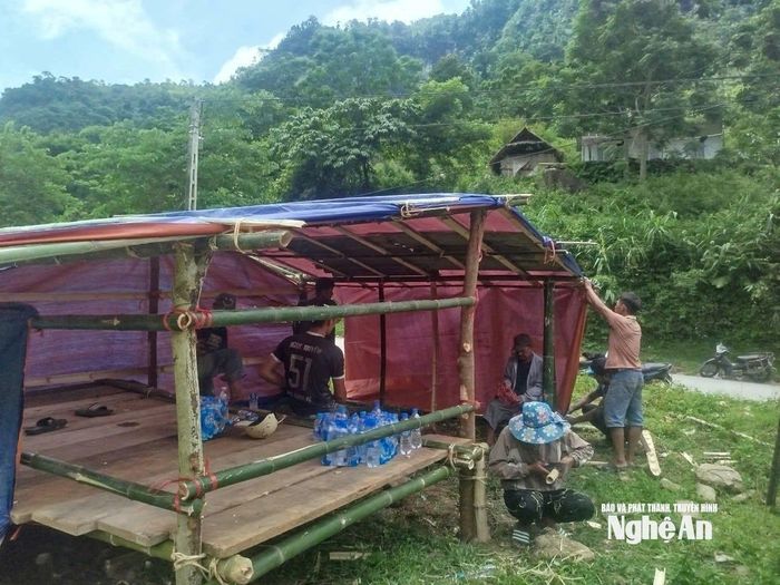 Lực lượng chức năng giúp người dân bản Huồi Tố 2, xã Nhôn Mai dựng lán tạm để ở. Ảnh: Hoài Thu