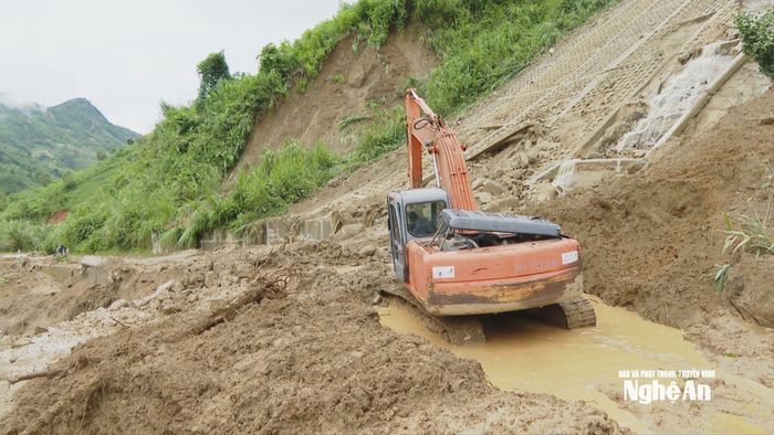 Các đơn vị quản lý đường bộ vẫn tốc lực thông xe trên Quốc lộ 16. Ảnh: Nguyễn Nam