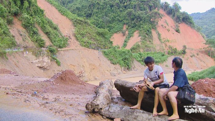Sau nhiều giờ đi bộ, Già Chống Hờ (bên phải) vẫn chưa đến nơi để viếng được người thân đã mất. Ảnh: Nguyễn Nam