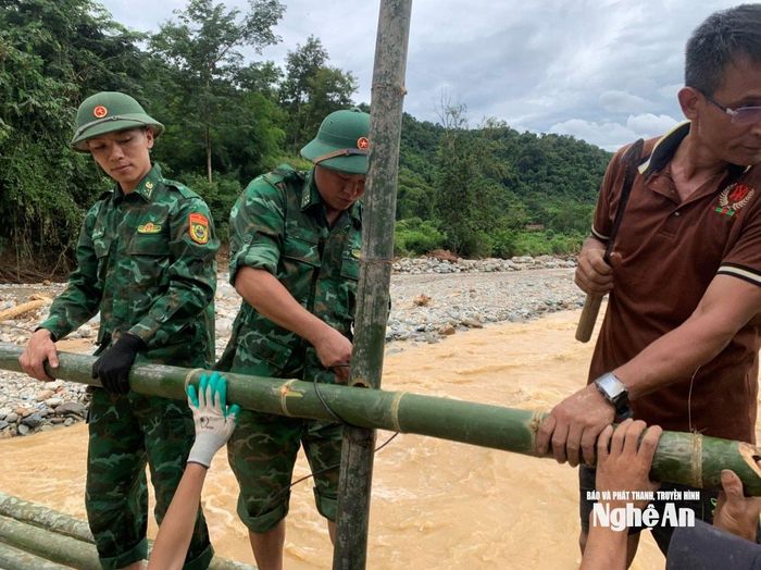 Lực lượng Đồn Biên phòng Nhôn Mai cùng người dân làm cầu tre vào bản Huồi Tố 2. Ảnh: Hoài Thu