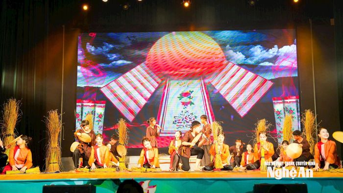 Chỉ học trong vòng 12 ngày nhưng những học sinh có năng khiếu đã có phần trình diễn xuất sắc. Ảnh: Thanh Nga