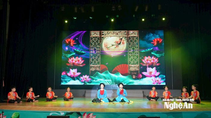 "Xẩm thập ân" được xem là giai điệu khó học và khó thẩm thấu nhưng các em học sinh đã hoàn thành tiết mục một cách xuất sắc. Ảnh: Thanh Nga