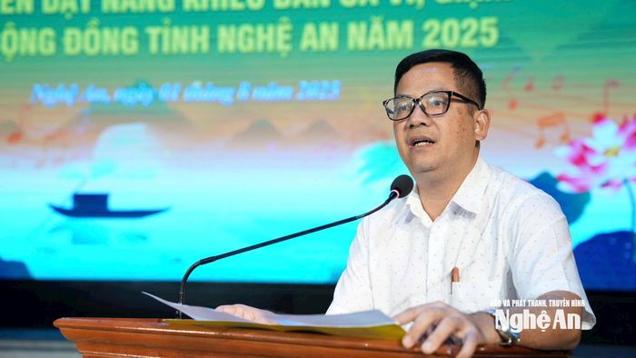 Nhạc sĩ Trần Quốc Chung - Giám đốc Trung tâm nghệ thuật truyền thống tỉnh phát biểu tại lễ bế giảng. Ảnh: Thanh Nga