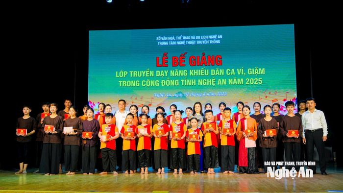 Học sinh được trao chứng chỉ hoàn thành khóa học. Ảnh: Thanh Nga