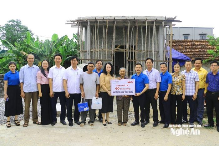 Đại diện Báo và phát thanh, truyền hình Nghệ An, Công ty Bảo Việt Nhân thọ Bắc Nghệ An và lãnh đạo xã Hải Châu trao hỗ trợ xây dựng nhà cho bà Lê Thị Thanh. Ảnh: Nguyễn Hải