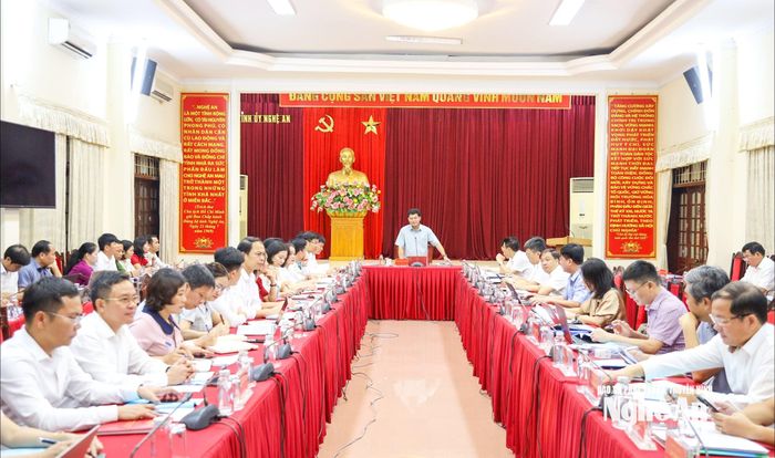 Đồng chí Phạm Trọng Hoàng - Ủy viên Ban Thường vụ, Chủ nhiệm Ủy ban Kiểm tra Tỉnh ủy, Tổ trưởng Tổ công tác số 6 chủ trì Hội nghị duyệt Đại hội Đảng bộ các xã: Anh Sơn, Yên Xuân, Vĩnh Tường. Ảnh: TL