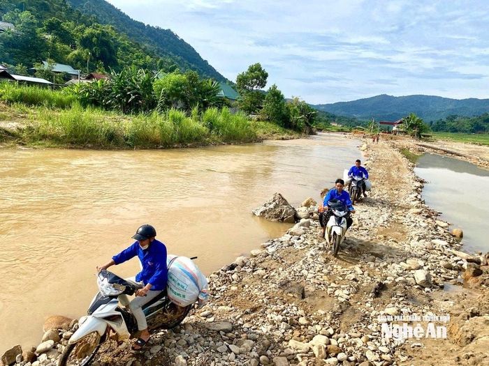 Tuyến đường vừa được tu sửa tạm thời đã kịp thời phục vụ hoạt động vận chuyển gạo và hàng cứu trợ, góp phần giúp bà con người Mông ở bản Huồi Mới vượt qua những khó khăn sau mưa lũ. Ảnh: PV