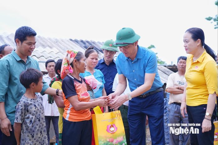 Đồng chí Hoàng Nghĩa Hiếu trao quà hỗ trợ người dân vùng bị thiệt hại do thiên tai. Ảnh: Thành Cường
