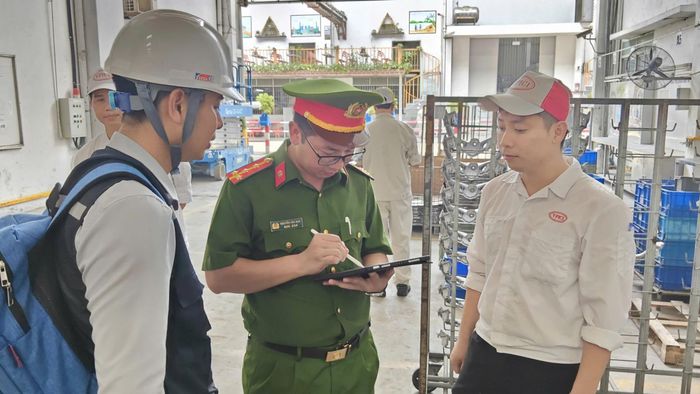 Cán bộ Phòng Cảnh sát PCCC&amp;CNCH, Công an tỉnh nghiệm thu công trình PCCC tại doanh nghiệp.
