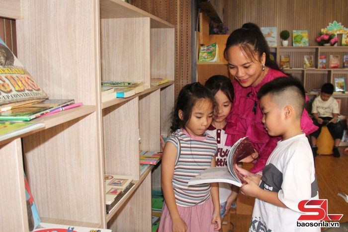 Các bạn nhỏ hào hứng với kho sách thiếu nhi.