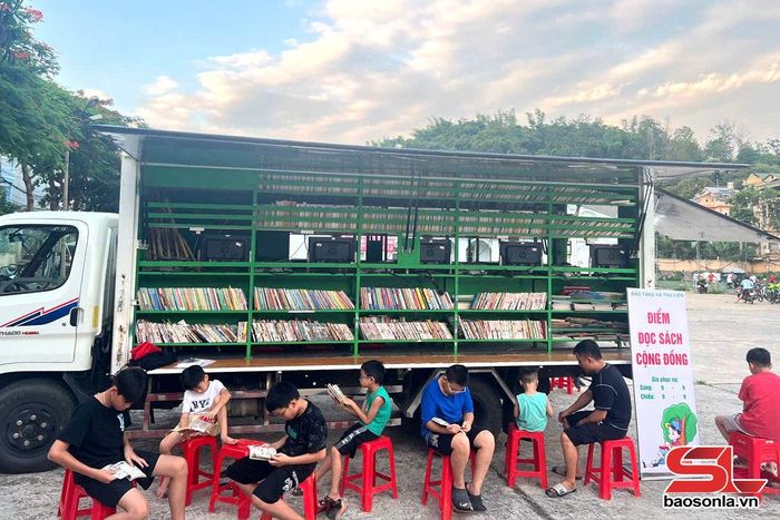 Thư viện lưu động phục vụ bạn đọc tại Trung tâm Hoạt động thanh thiếu nhi tỉnh.
