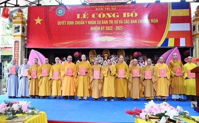Thượng tọa Thích Thanh Tuấn trao quyết định đến các ban chuyên môn