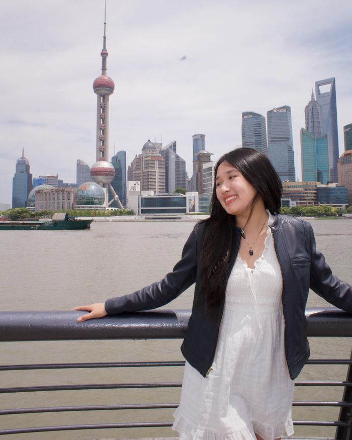  Tháng 3 năm nay, cô thông báo đã đậu vào Đại học Bắc Kinh trong khi vẫn đang theo học năm hai Stanford. Cô cho biết có một học kỳ trao đổi tại Đại học Bắc Kinh (hay thường gọi là Bắc Đại), kéo dài 3 tháng và hiện đã hoàn thành. 