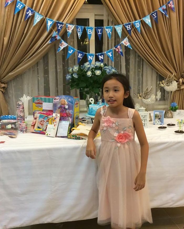 Trong ngày sinh nhật, Jenny Huỳnh còn chia sẻ những bức hình ngày bé. Không ít người theo dõi bất ngờ khi nhận ra Jenny không còn là cô bé tuổi teen mà đã trưởng thành rạng rỡ. 