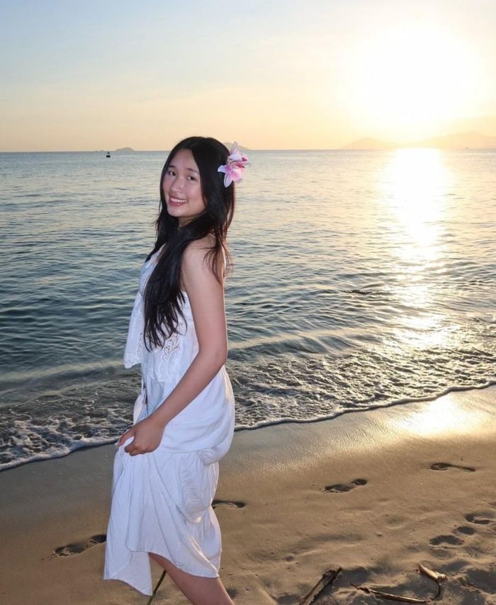 Ngày 2/8, rich kid Jenny Huỳnh (tên thật Huỳnh Việt Hoàng Vy, sinh năm 2005) đăng loạt hình check-in tại biển Hội An nhân dịp về Việt Nam. Cô nàng diện chiếc áo phối ren, cùng chân váy maxy cùng tông màu trắng. Bài đăng thu hút hơn 23.000 lượt yêu thích sau ít giờ. Không ít người theo dõi bày tỏ "sốc visual" trước vóc dáng gợi cảm của Jenny Huỳnh. "Xinh quá", "Tiên cá nay lên bờ" là những bình luận nổi bật.