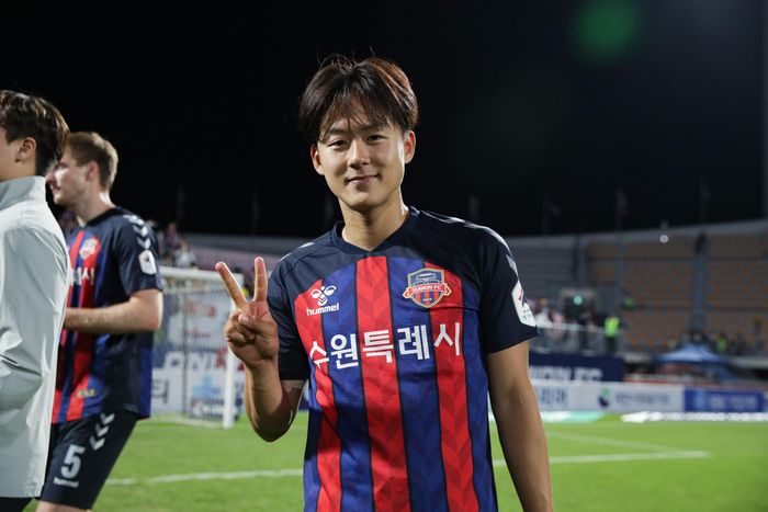  Lee đang chơi ở K.League. 